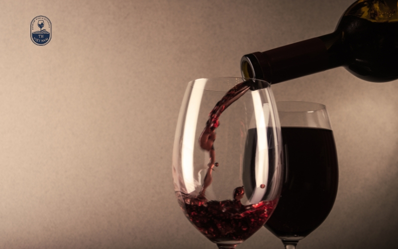 Rót quá nhiều rượu vào ly