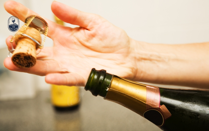 Hướng dẫn cách mở rượu sâm panh tại nhà: 5 bước đơn giản ai cũng làm được