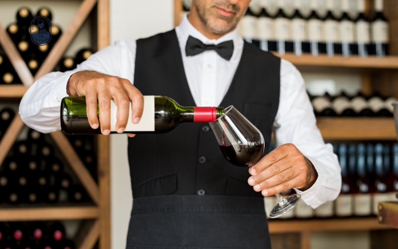 Một người phụ nữ tự rót ly rượu cho chính cô ấy