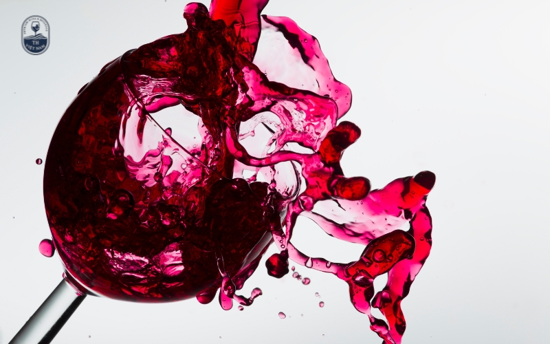 Quan sát màu sắc rượu – “Tấm gương” phản chiếu chất lượng