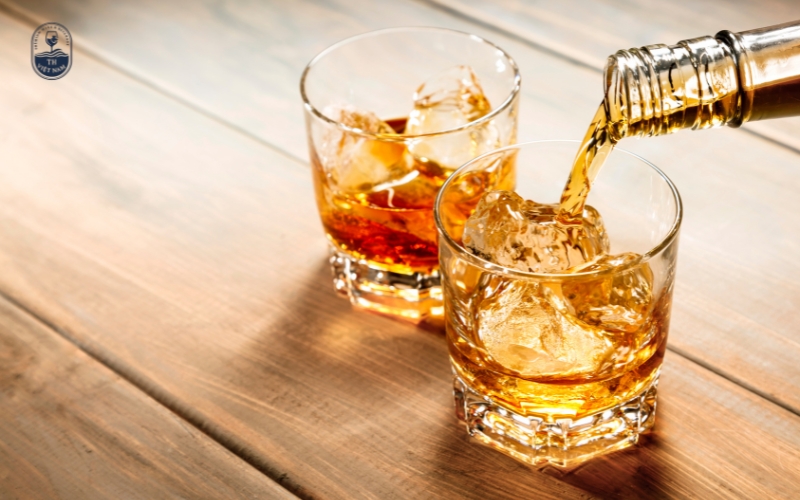 Vì sao nên tham khảo giá rượu mạnh tại TH Wine