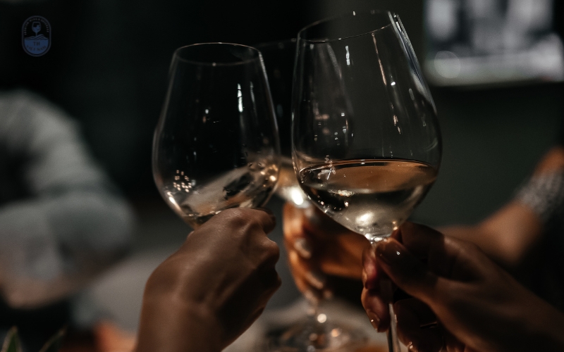 Hướng dẫn uống rượu vang trắng đúng cách