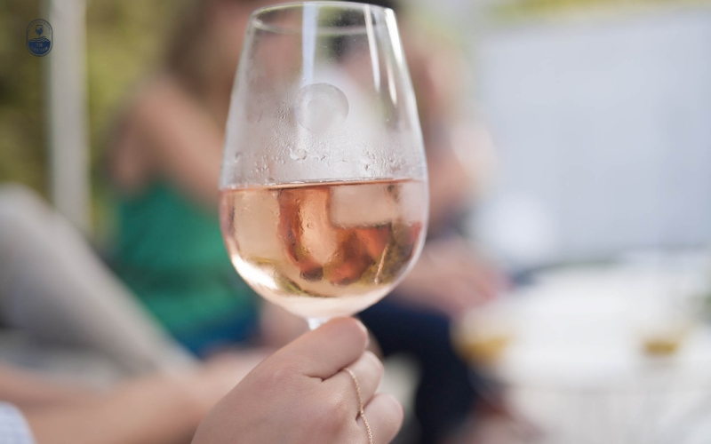 Cho đá vào rượu