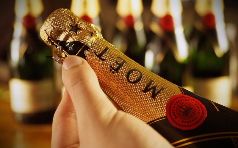 Hướng dẫn cách mở rượu sâm panh tại nhà: 5 bước đơn giản ai cũng làm được