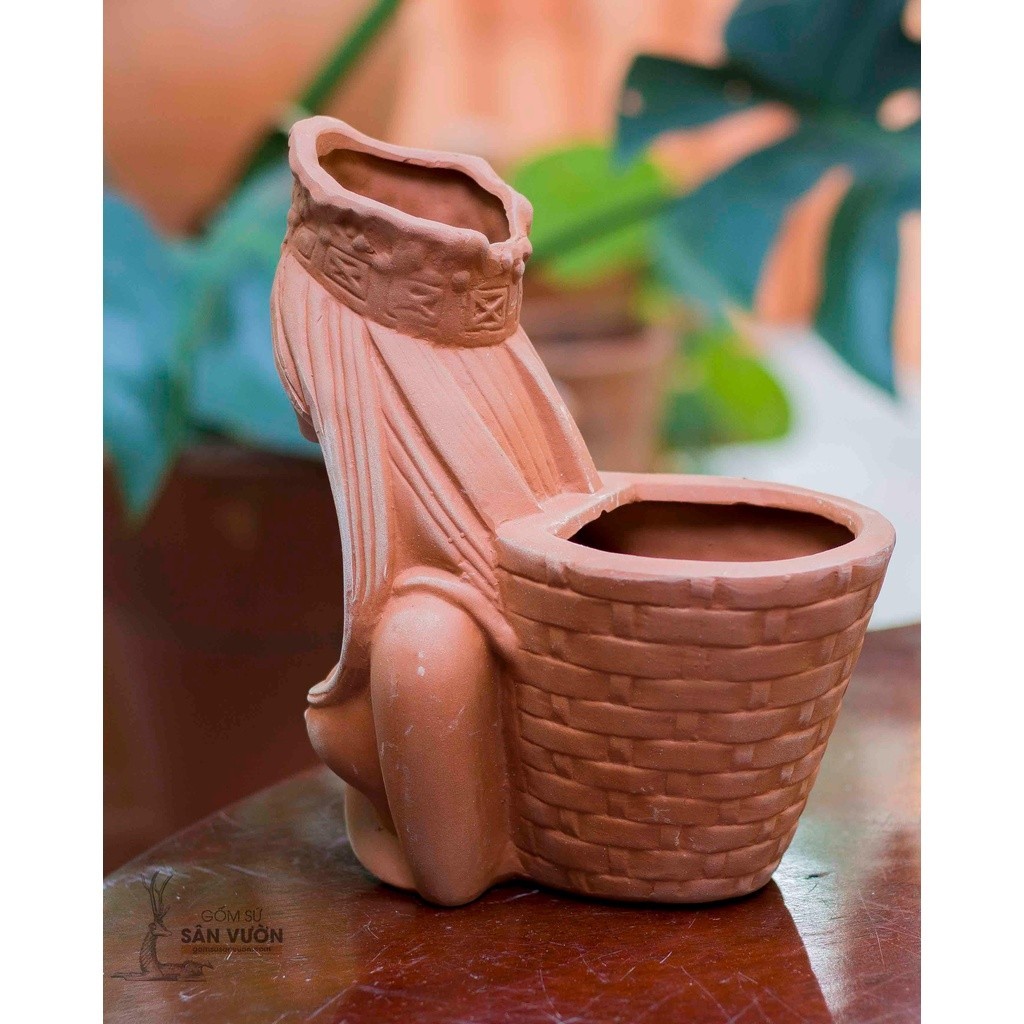 Chậu Gốm Đất Nung Hình Sơn Nữ Đeo Giỏ - Gốm Sứ Sân Vườn