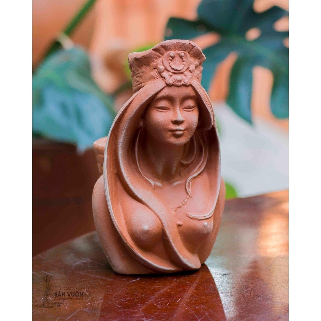 Chậu Gốm Đất Nung Hình Sơn Nữ Đeo Giỏ - Gốm Sứ Sân Vườn