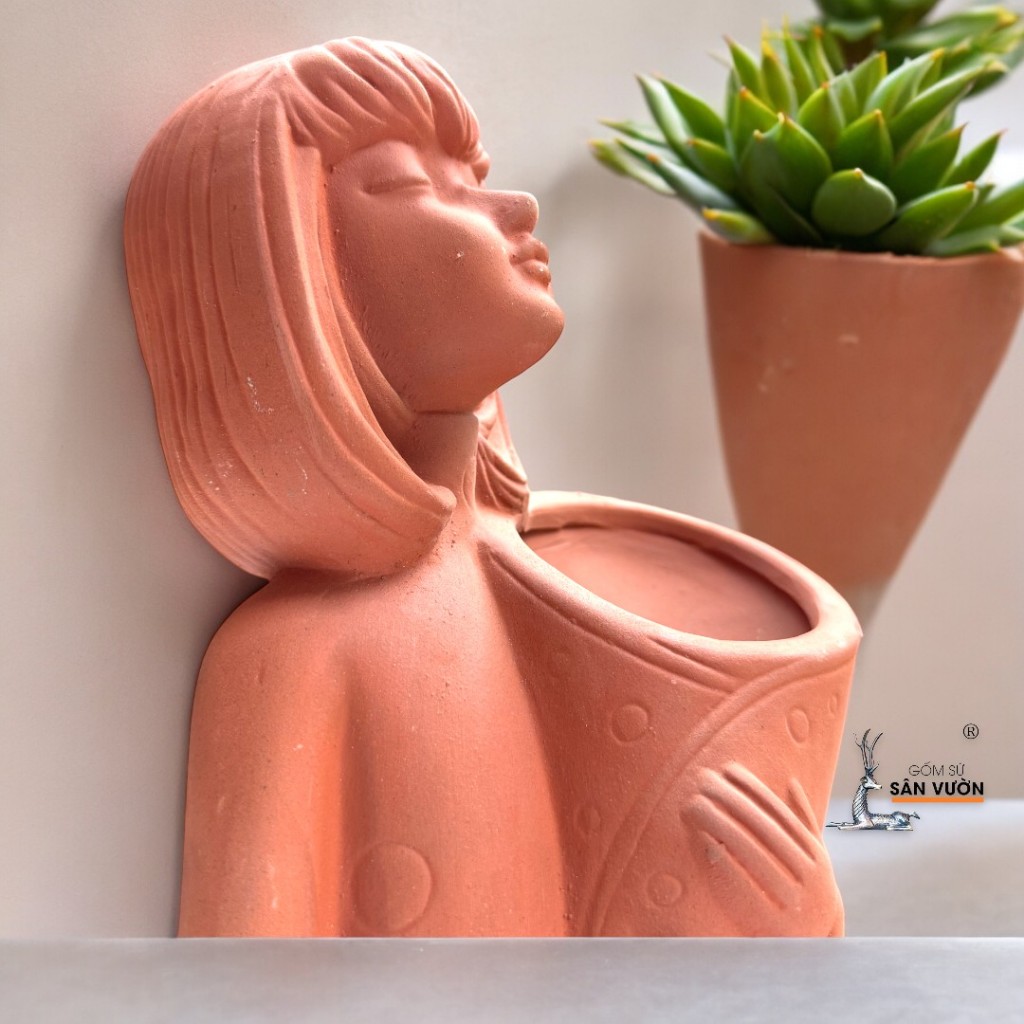 Chậu Gốm Đất Nung Cô Gái Ôm Hoa - Gốm Sứ Sân Vườn