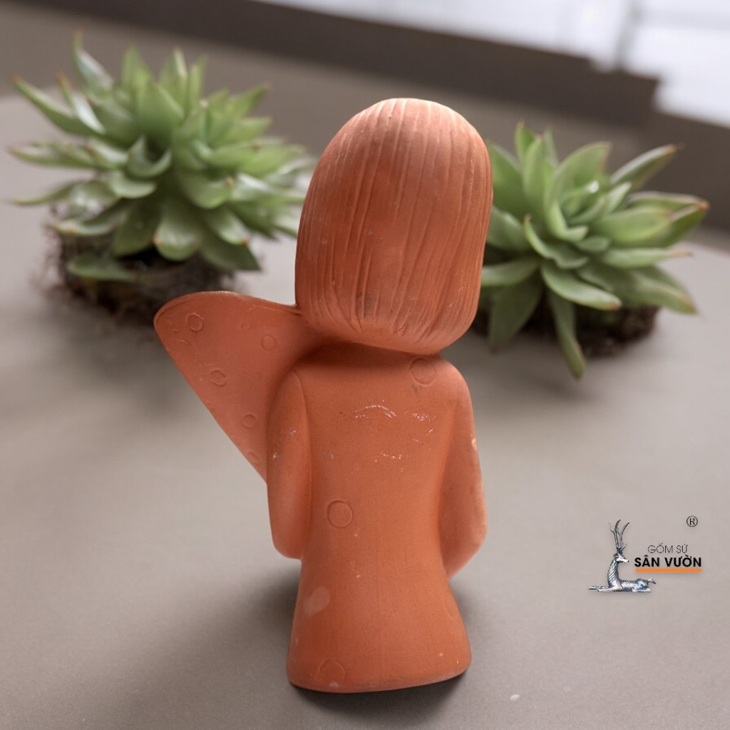 Chậu Gốm Đất Nung Cô Gái Ôm Hoa - Gốm Sứ Sân Vườn