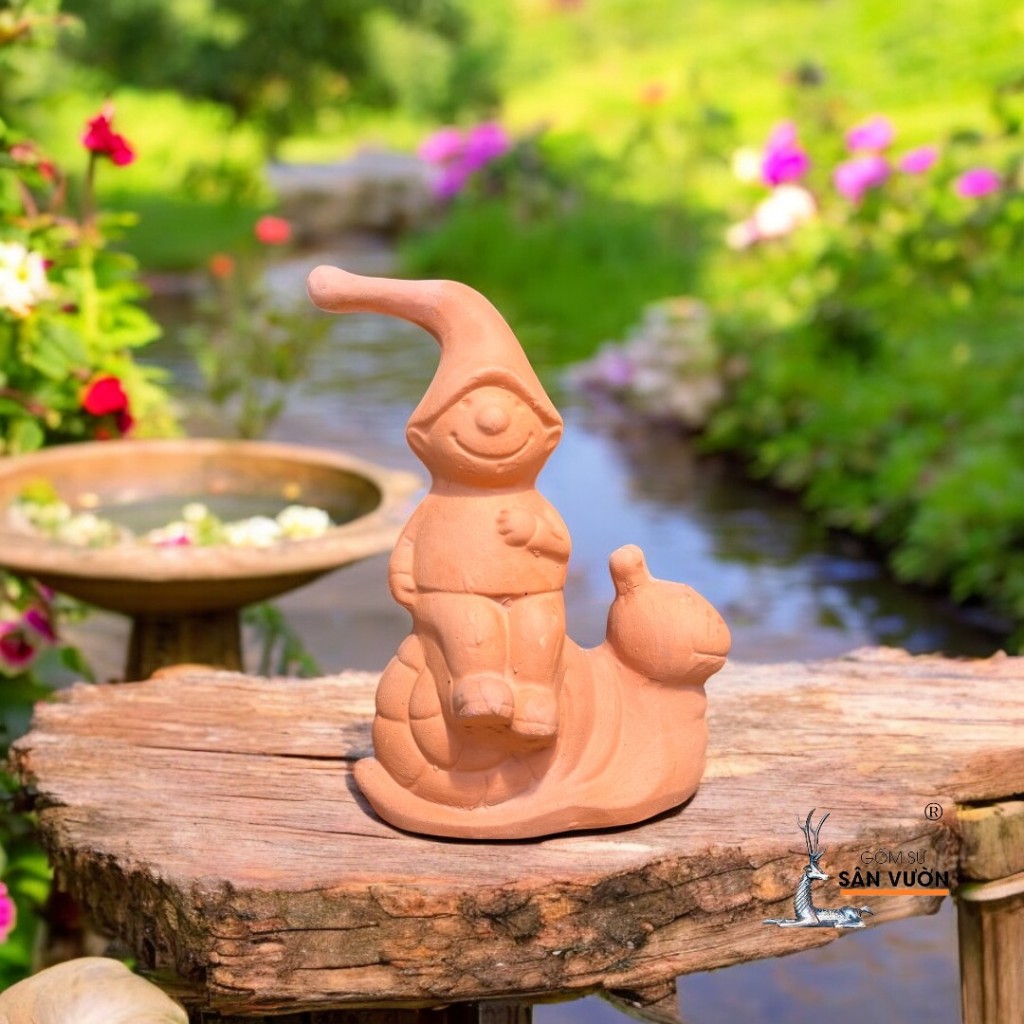 Tượng Gốm Đất Nung Tiểu Tộc ELF Cưỡi Ốc Sên - Gốm Sứ Sân Vườn
