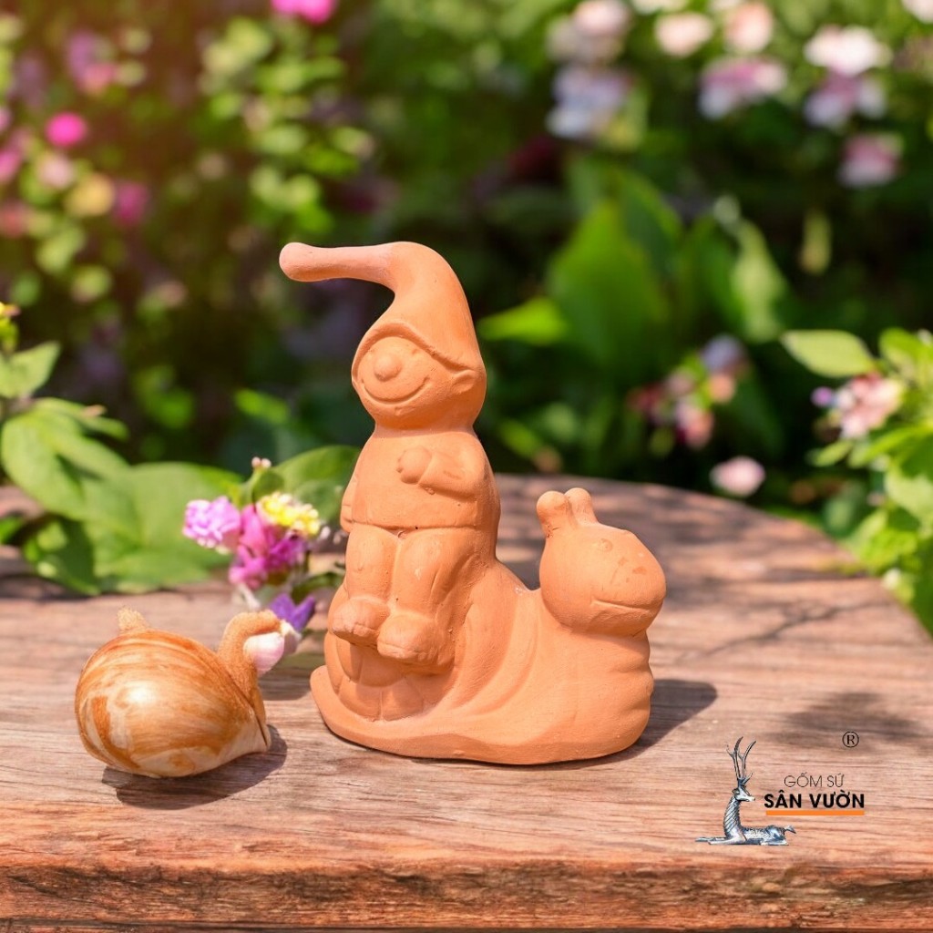 Tượng Gốm Đất Nung Tiểu Tộc ELF Cưỡi Ốc Sên - Gốm Sứ Sân Vườn