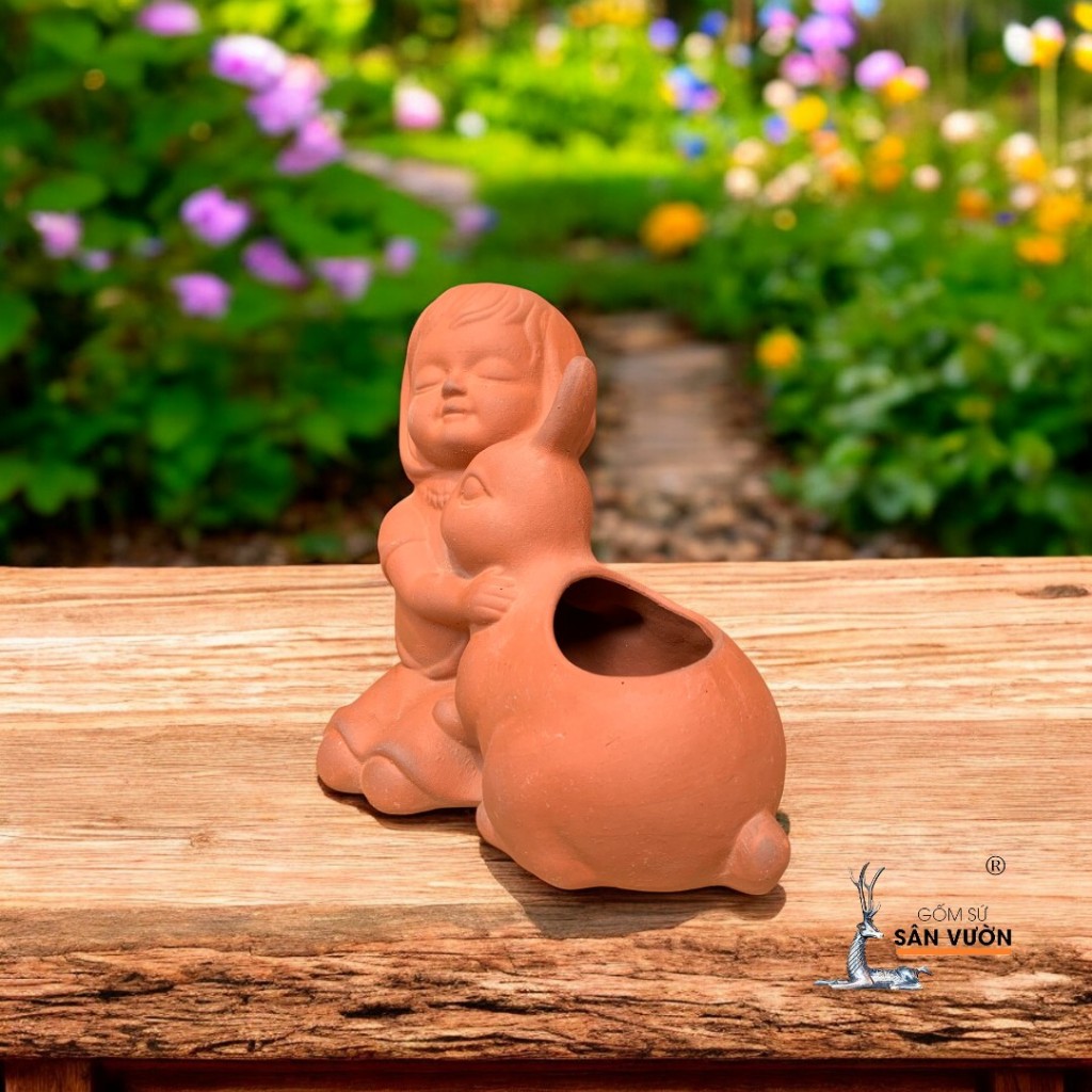 Chậu Gốm Đất Nung Hình Em Bé Ôm Thỏ - Gốm Sứ Sân Vườn - Chậu Decor Dễ Thương