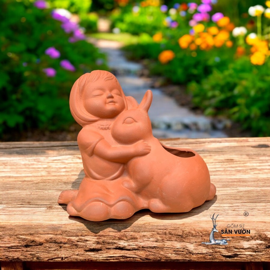 Chậu Gốm Đất Nung Hình Em Bé Ôm Thỏ - Gốm Sứ Sân Vườn - Chậu Decor Dễ Thương
