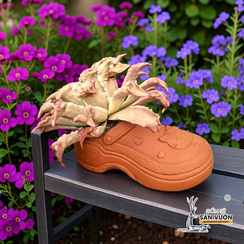 Chậu Đất Nung Hình Chiếc Dép Crocs Hình Kitty - Gốm Sứ Sân Vườn