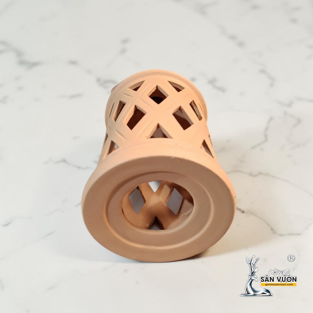 Đèn Gốm Đất Nung Hình Tháp Đục Lỗ Quả Trám 17 x 30 cm - Gốm Sứ Sân Vườn