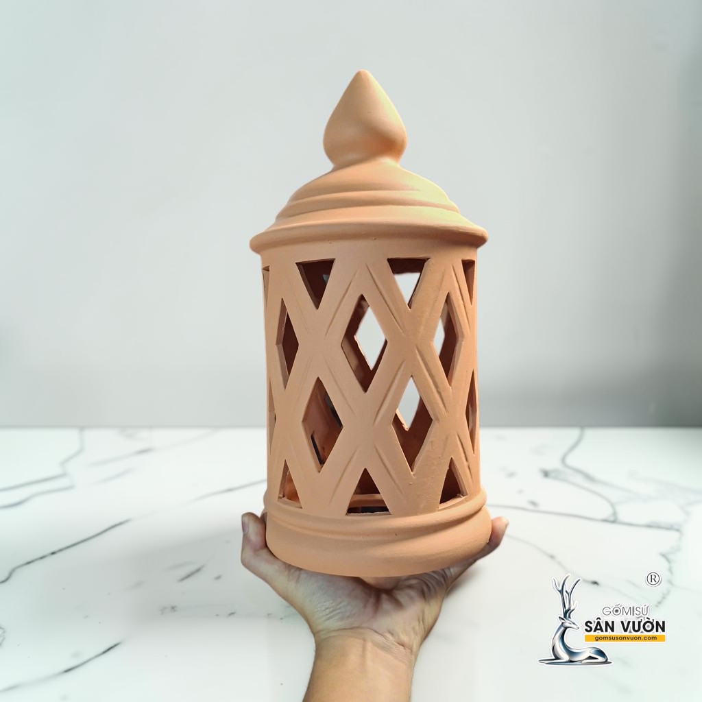 Đèn Gốm Đất Nung Hình Tháp Đục Lỗ Quả Trám 17 x 30 cm - Gốm Sứ Sân Vườn