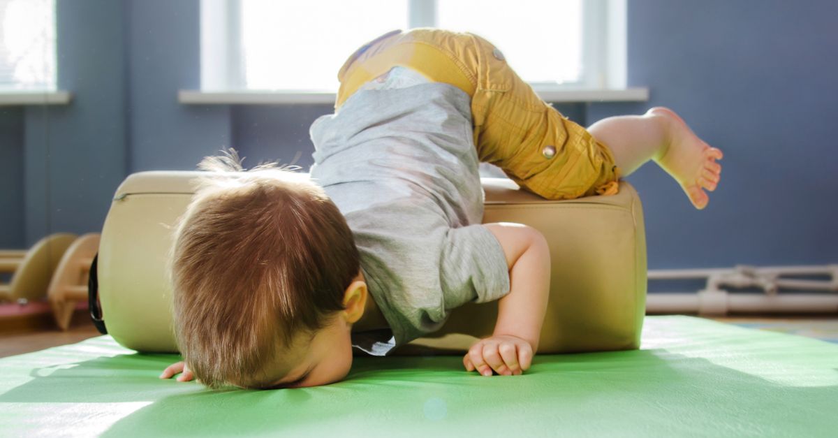 Vì sao giày có mũi hếch 15 độ giúp trẻ chạy nhảy hạn chế bị vấp ngã?
