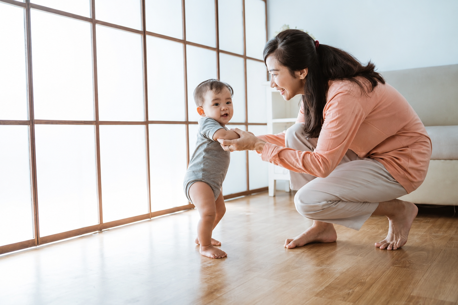 Bí mật y khoa của tiếng 'chíp chíp': Sandal kêu giúp trẻ sửa dáng đi?
