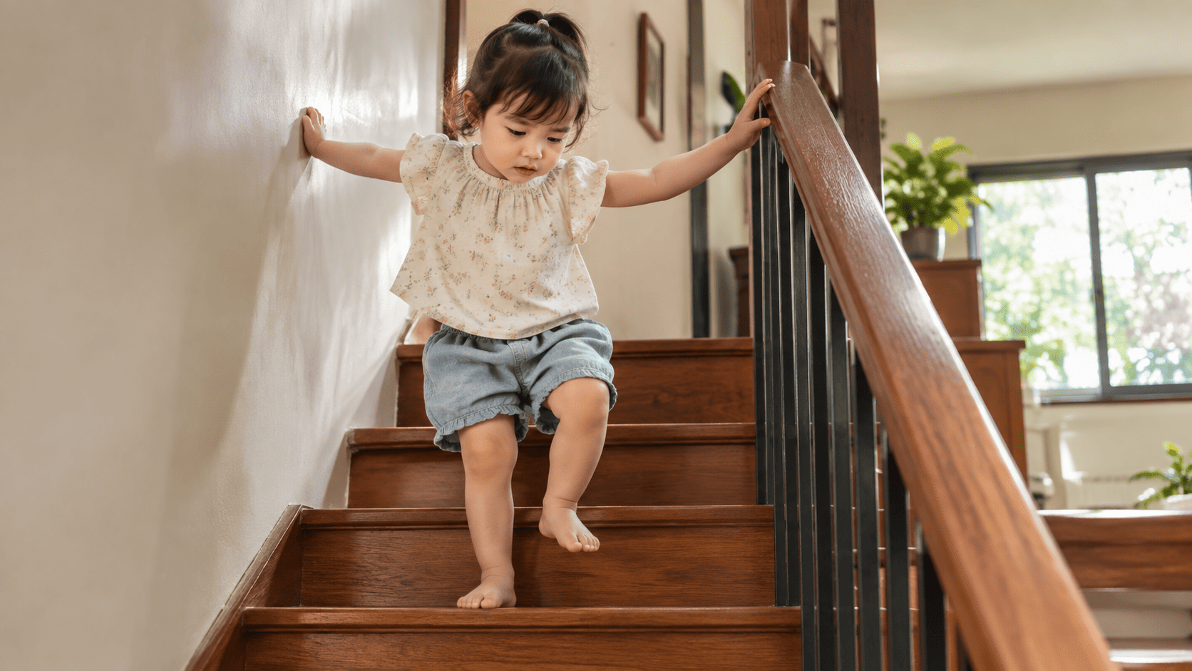 Vì Sao Bé Leo Cầu Thang Rất Dễ Nhưng Lại Sợ Bước Xuống?