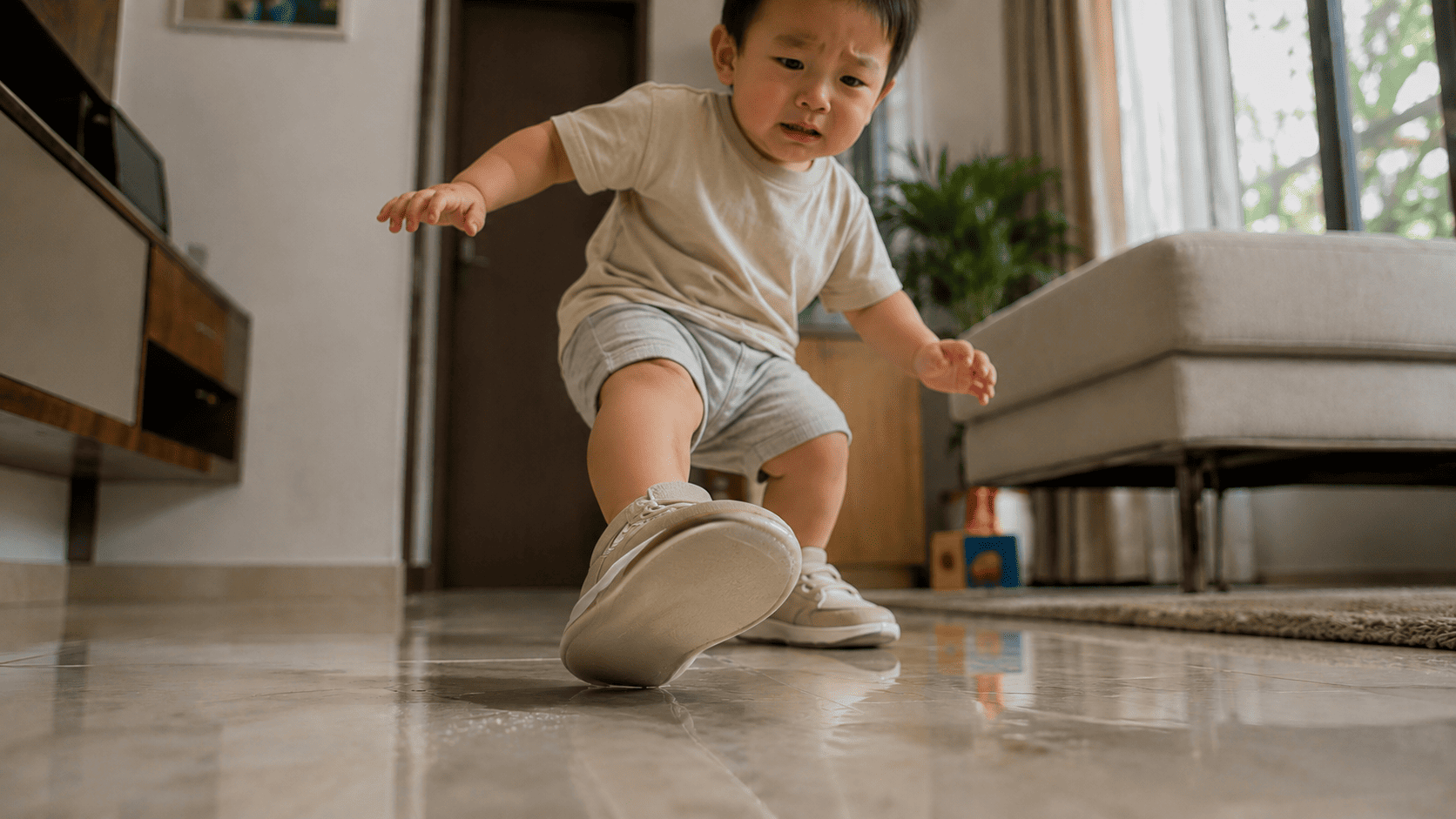 Hiểm họa ẩn giấu đằng sau những đôi giày trẻ em không có “đế ma sát”