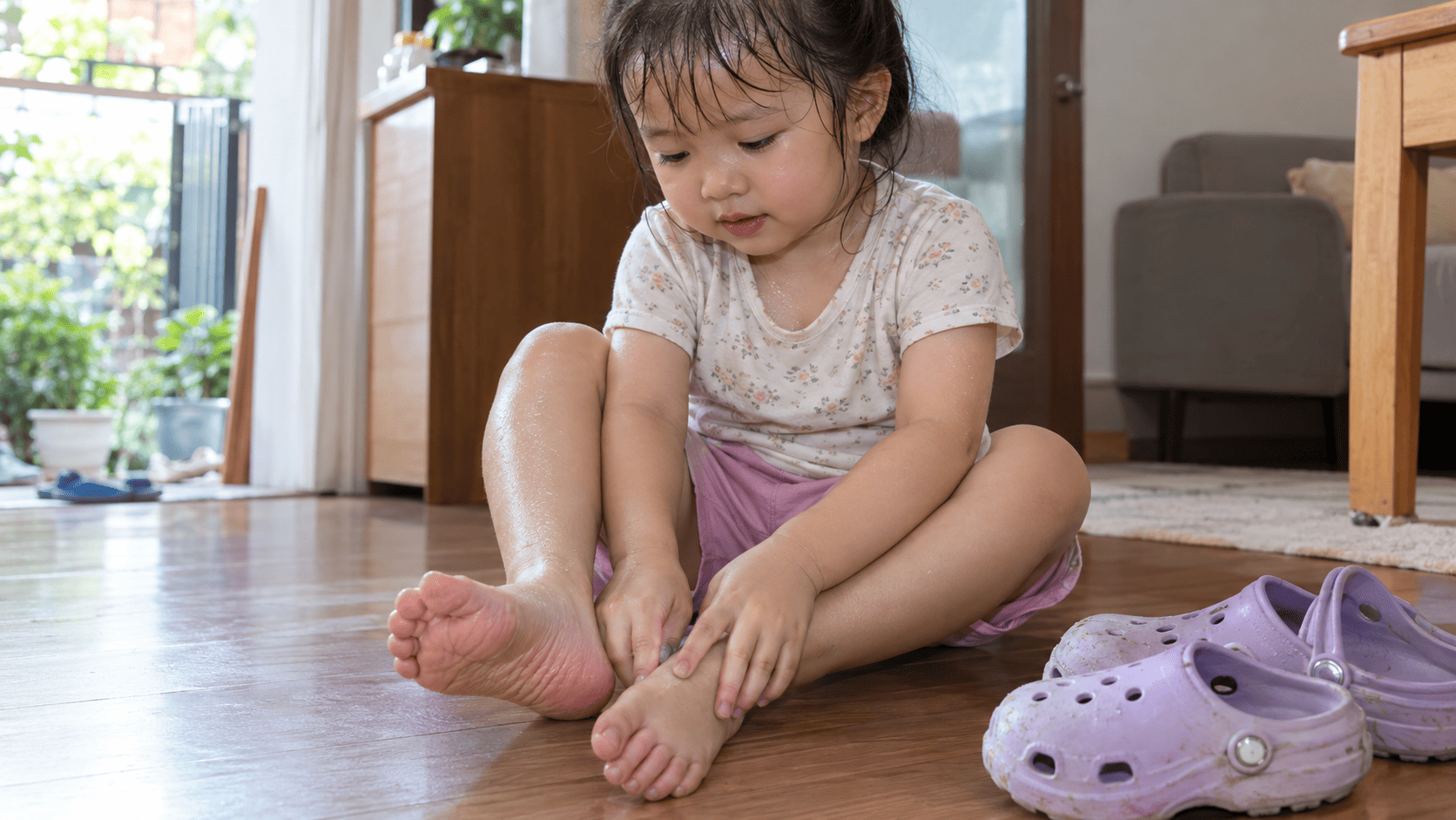 Chân con bốc mùi, nổi mụn nước:Cẩn thận khi cho bé đi dép nhựa bí chân
