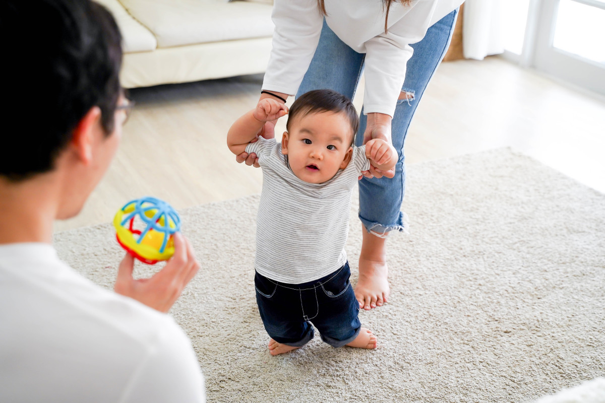 Sai lầm thường gặp khi cho bé tập đi – Ba mẹ cần tránh để bảo vệ đôi chân con