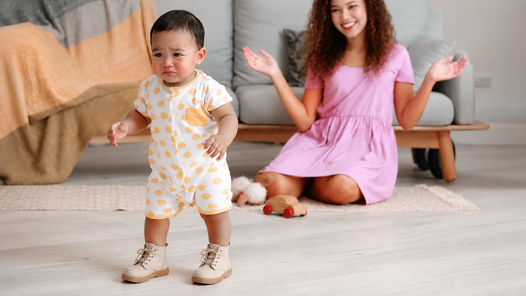 Trẻ đi giày bốt cổ cao: Nguy cơ kìm hãm phản xạ gập cổ chân!