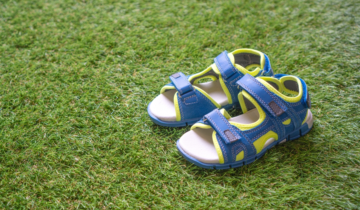 3 TIÊU CHÍ VÀNG CHỌN SANDAL TRỜI MƯA AN TOÀN CHO BÉ: CHỐNG TRƠN TRƯỢT, NHANH KHÔ VÀ BẢO VỆ GÓT CHÂN