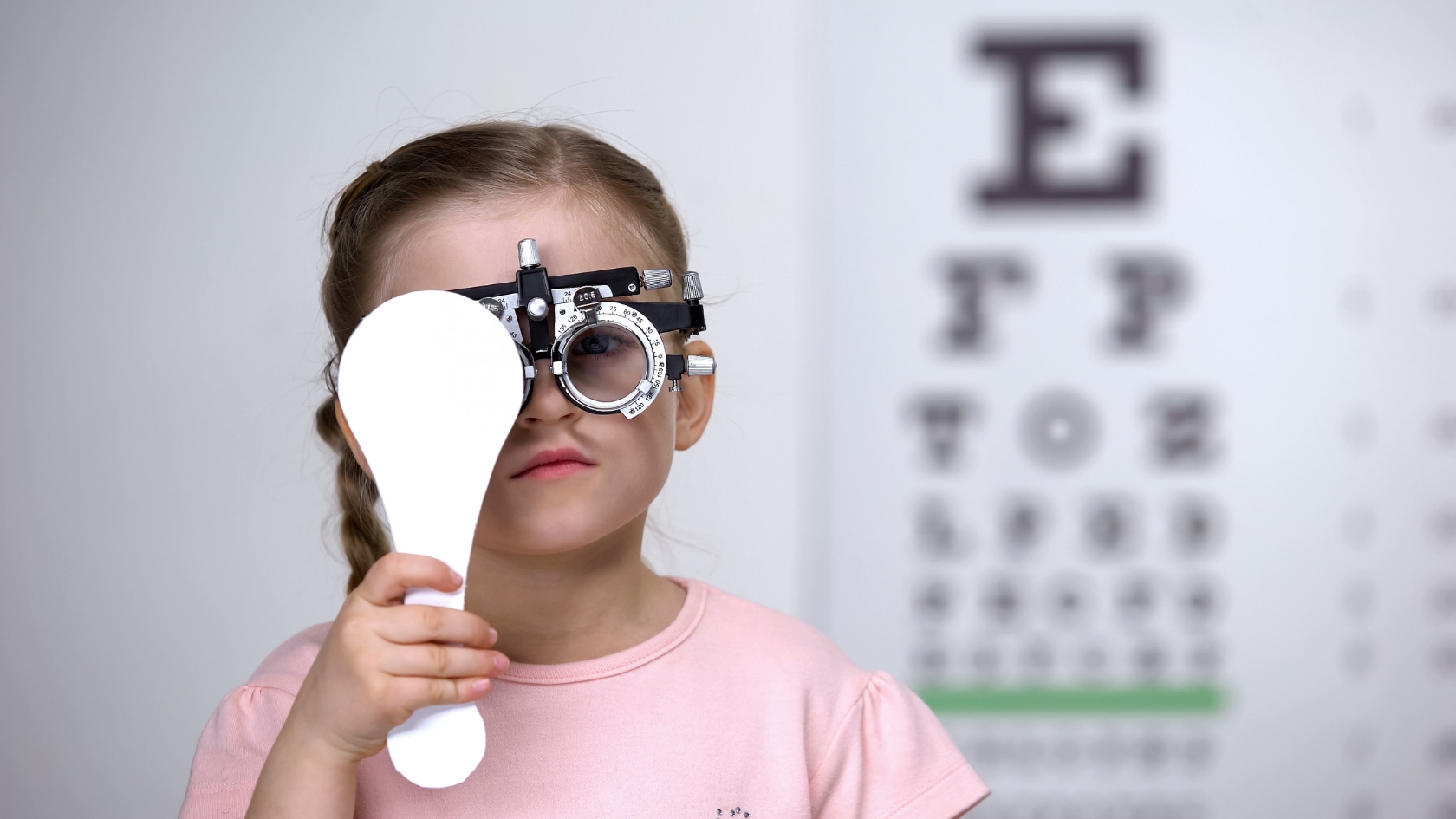 TẬT KHÚC XẠ SỚM Ở TRẺ: DẤU HIỆU 