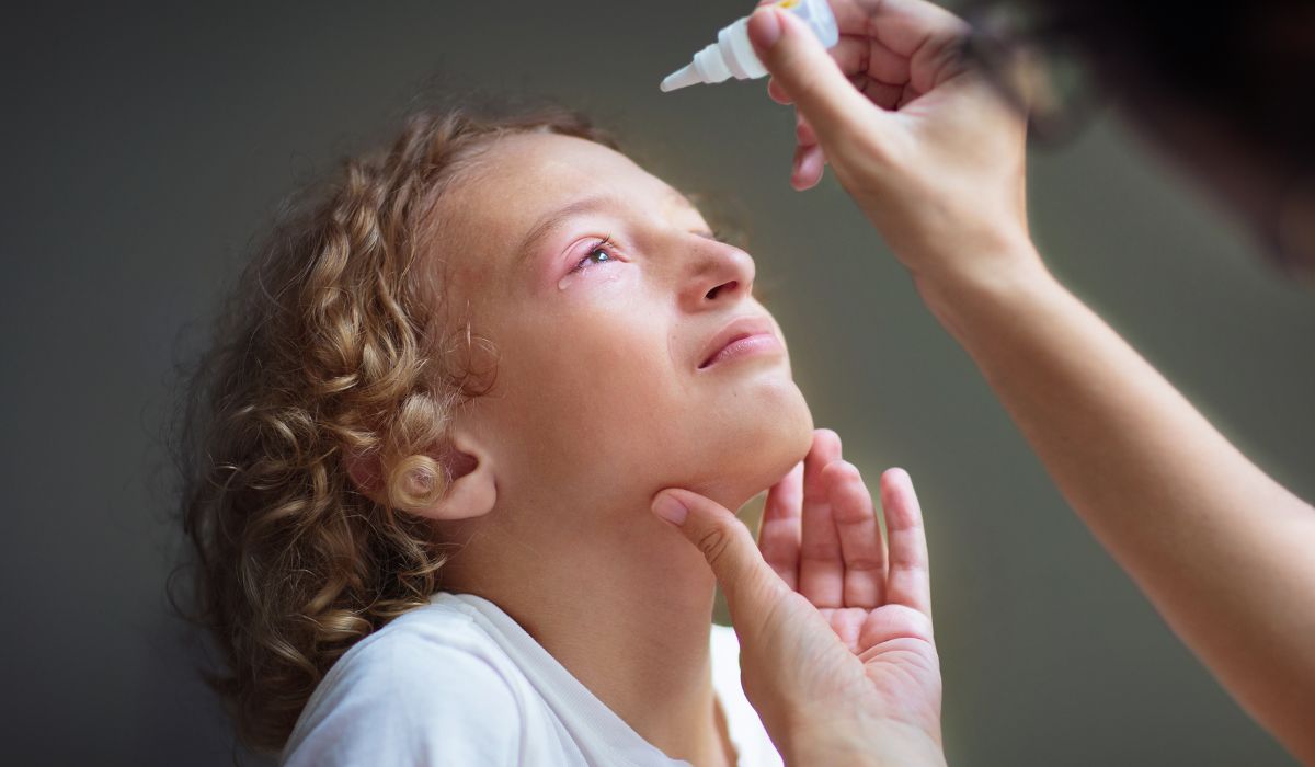 7 BƯỚC CÁCH LY CỨU BÉ KHỎI ĐAU MẮT ĐỎ: QUY TRÌNH KHỬ KHUẨN VẬT DỤNG VÀ VỆ SINH CÁ NHÂN