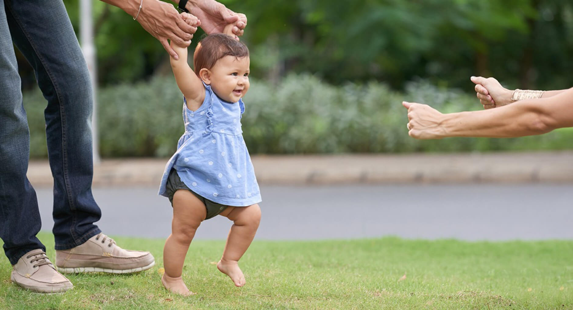 Dắt tay con giơ cao khi tập đi: Sai lầm bẫy hẫng trọng tâm!