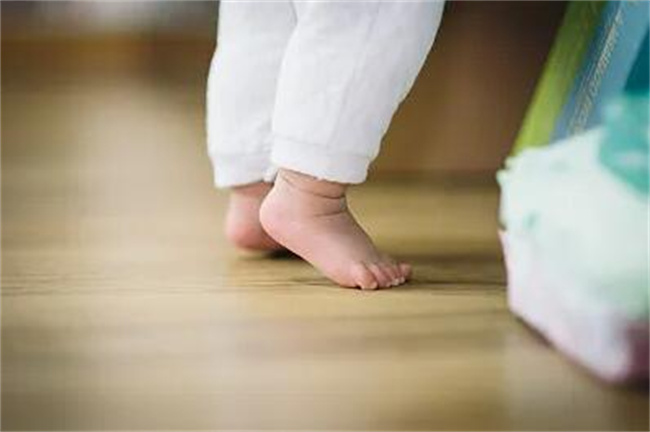 Đi kiễng chân ở trẻ: Giày tập đi có hỗ trợ không?