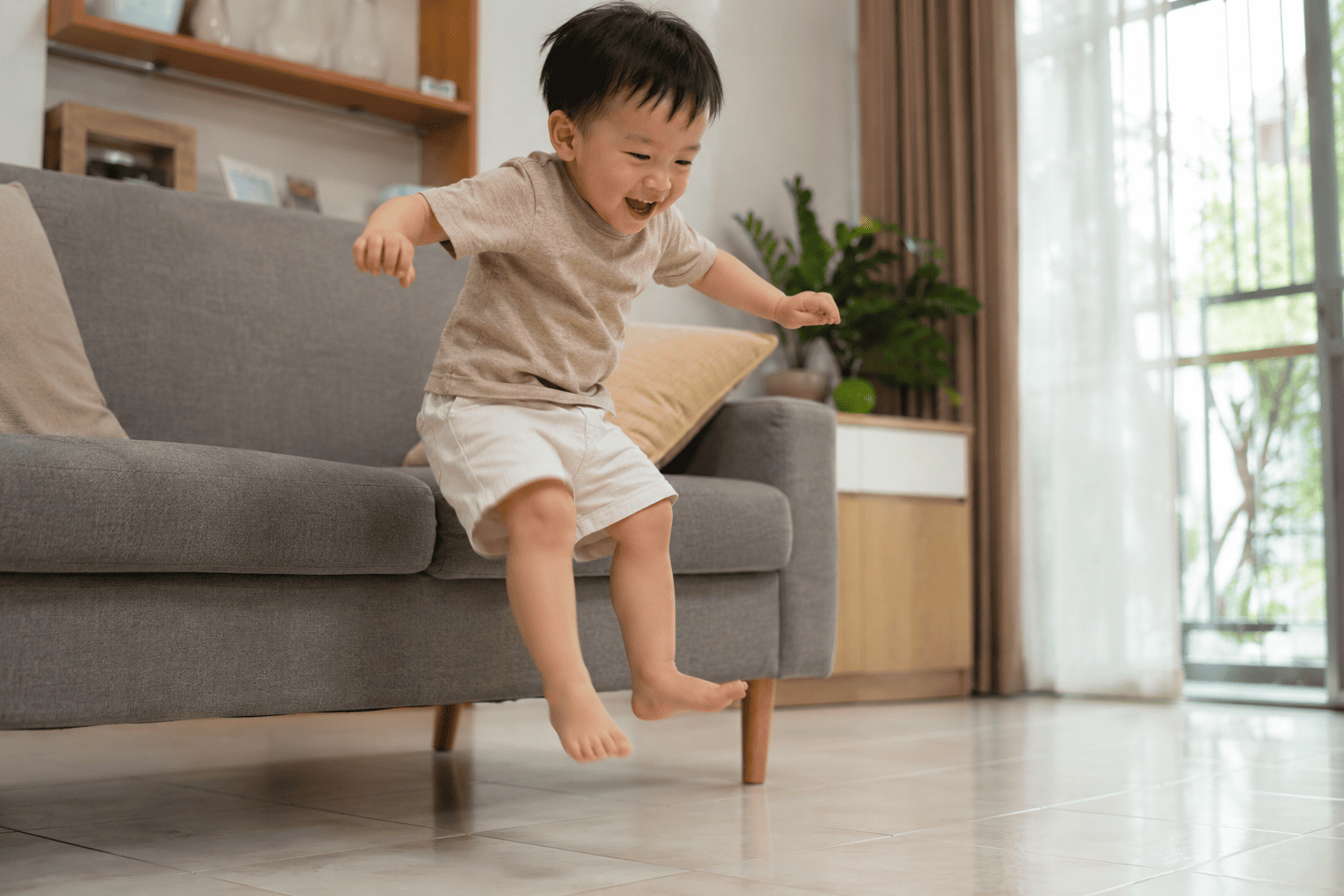 Trẻ thích nhảy từ trên cao xuống: Cảnh báo chấn thương sụn gót!