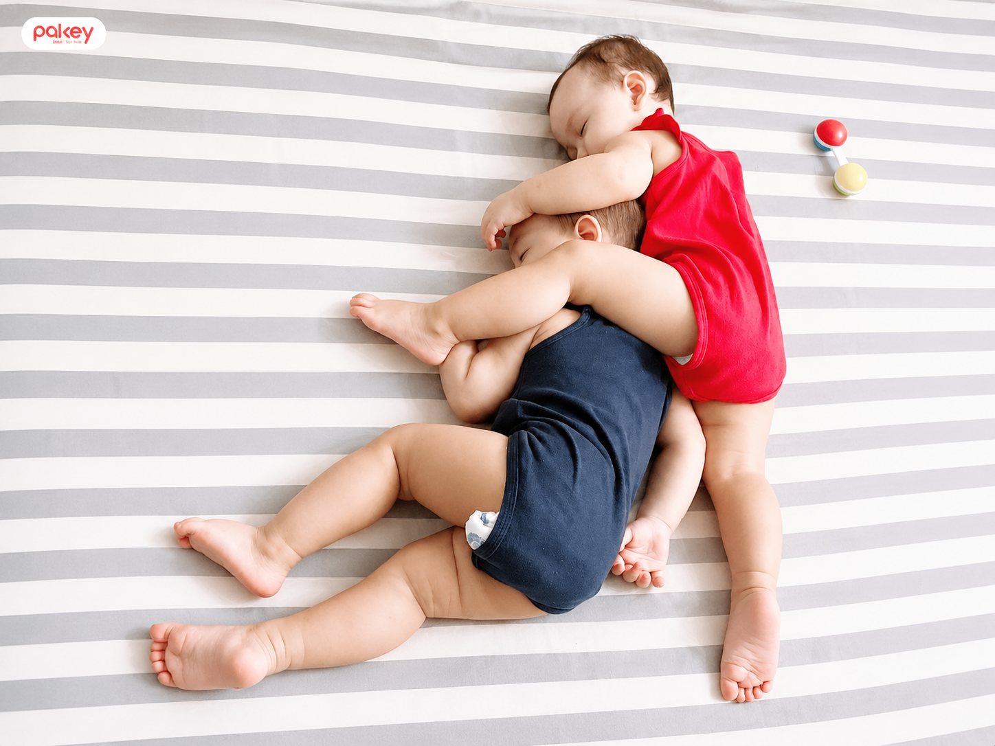 Đằng sau thói quen gác chân khi ngủ của bé và lời khuyên y khoa
