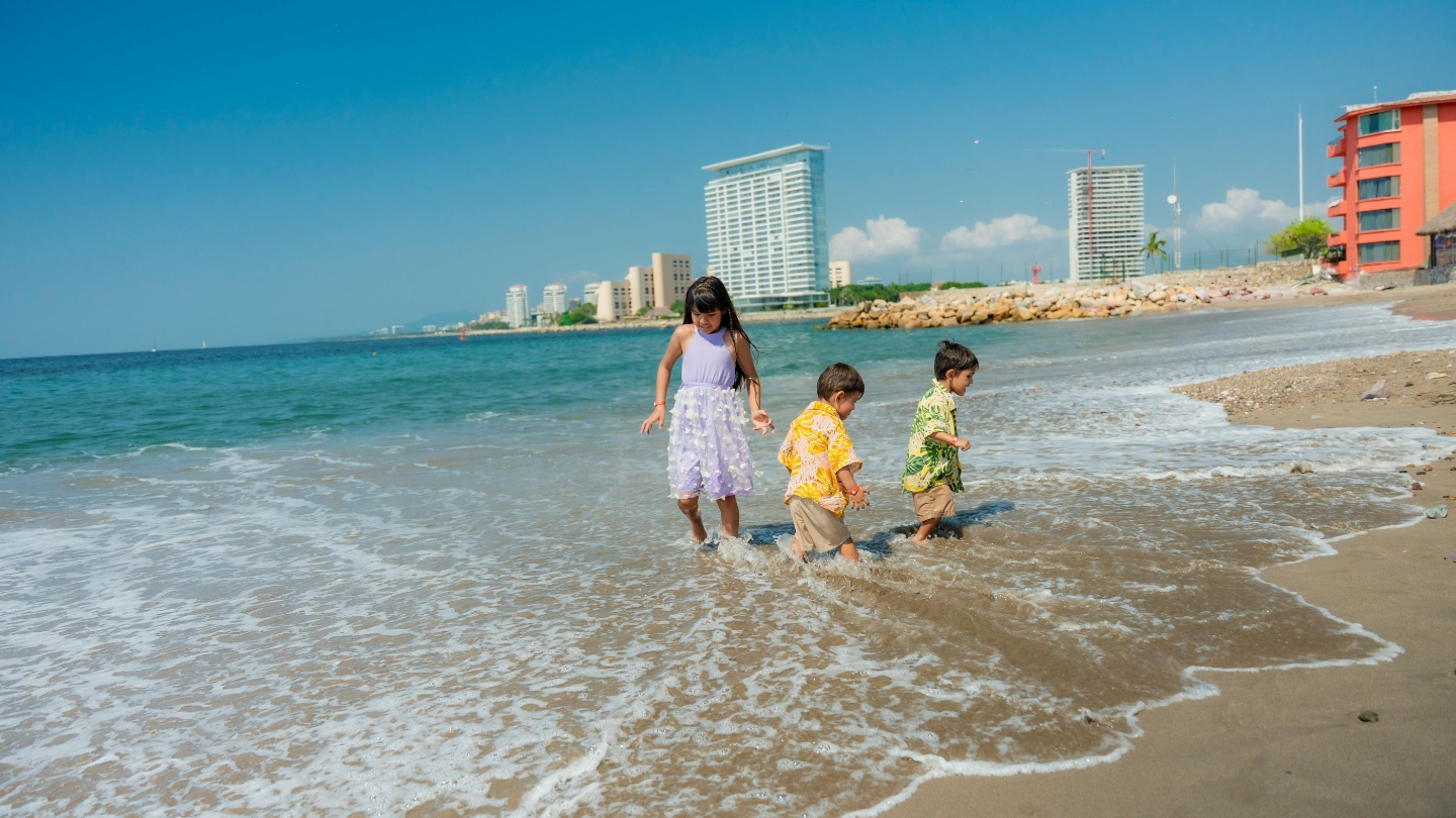 TẠI SAO MẸ PHẢI TRANG BỊ GIÀY ĐI BIỂN CHO BÉ MÙA HÈ NÀY?