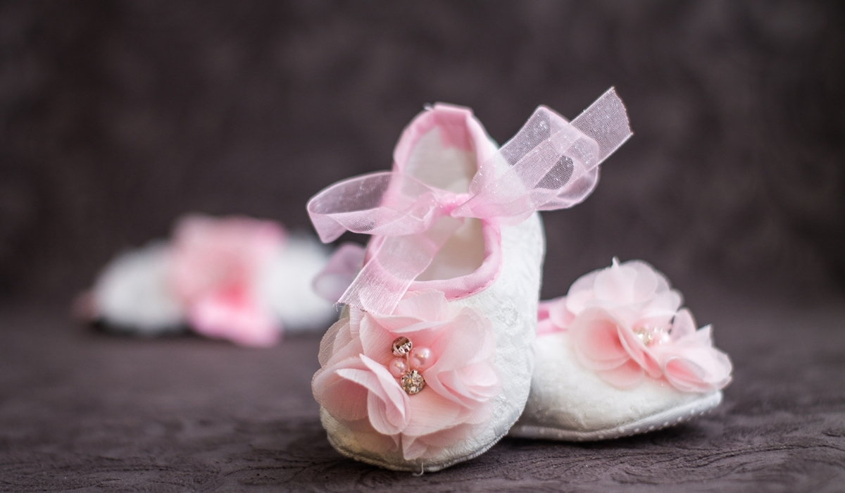 TẠI SAO GIÀY TRẺ EM LẠI CÓ LỖ THOÁNG KHÍ? BÍ MẬT BẢO VỆ CHÂN BÉ