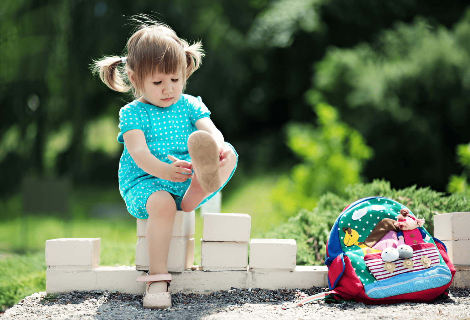 Con đi giày ngược trái phải: Mẹo nhỏ giúp mẹ dạy con tự lập