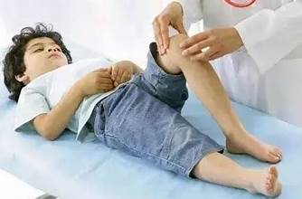 Trẻ bị đau chân khi ngủ dậy có phải viêm khớp thiếu niên?