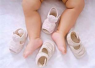 Lựa chọn giày phù hợp cho trẻ bị bàn chân cong