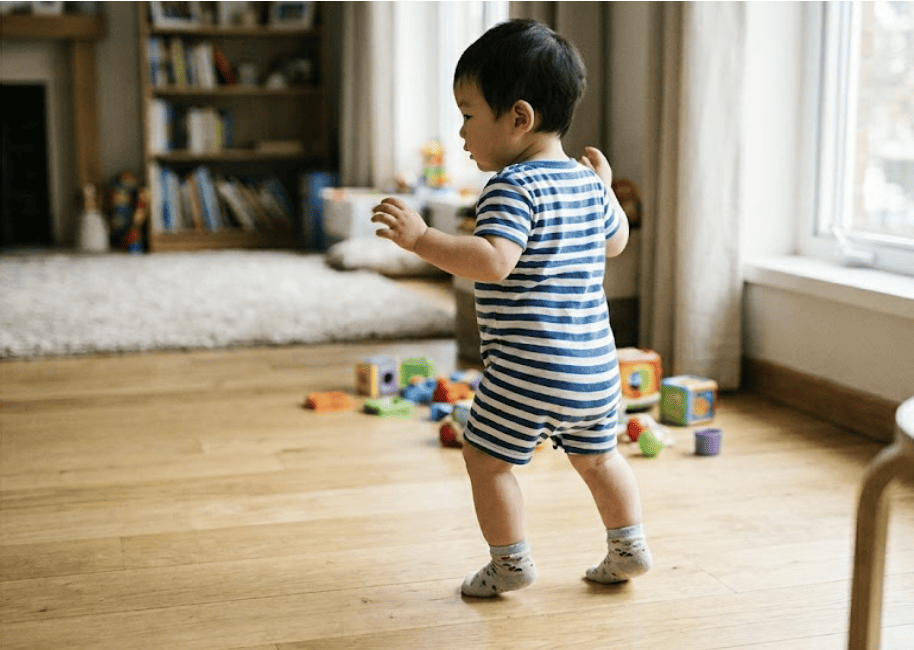 Trẻ tập đi hay đi nhón gót có sao không? Cảnh báo y khoa về hệ lụy biến dạng xương chân ba mẹ cần biết!
