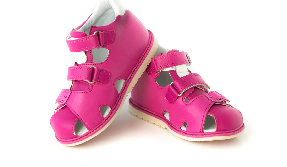 TIÊU CHÍ SANDAL TẬP ĐI ĐẠT CHUẨN: TẠI SAO CẦN ĐẾ MỀM NHƯNG KHÁC BIỆT HOÀN TOÀN VỚI DÉP THÔNG THƯỜNG