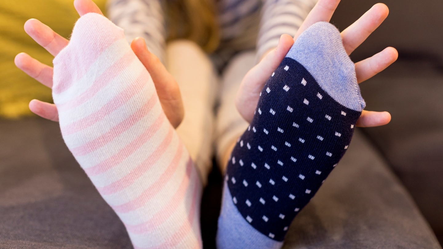 XỬ LÝ KHI BÉ GHÉT ĐI TẤT: MẸO CHỌN TẤT 