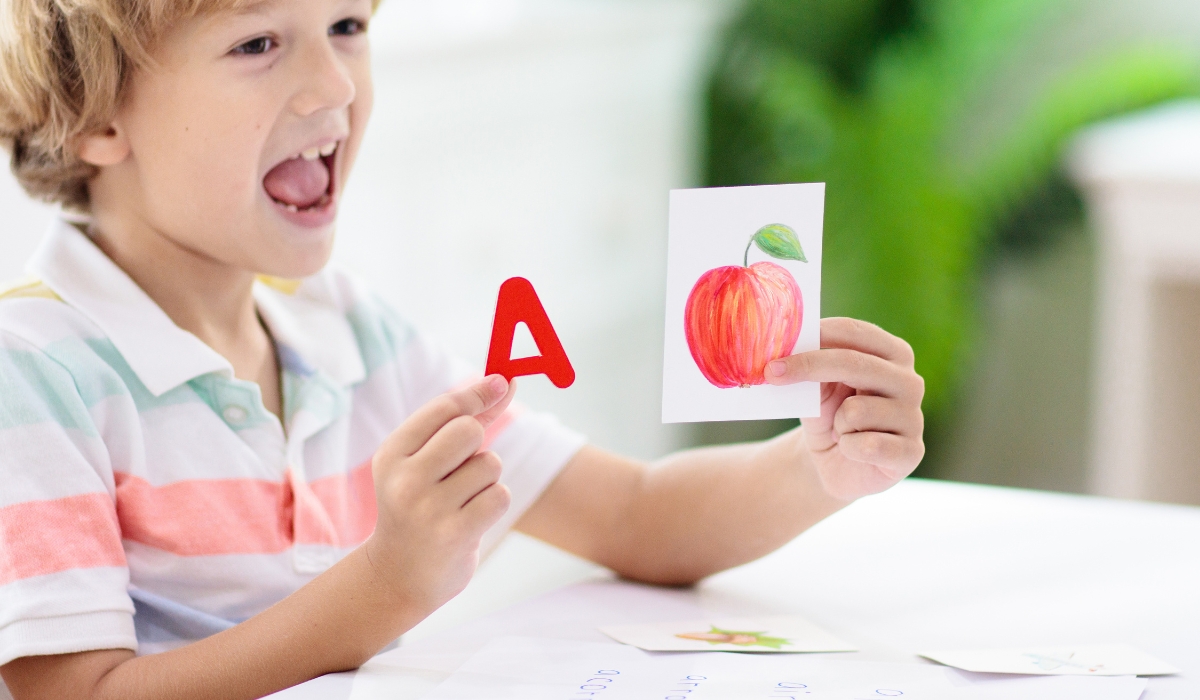 DẤU HIỆU CẢNH BÁO SỚM VÀ CÁC MỐC PHÁT TRIỂN NGÔN NGỮ QUAN TRỌNG NHẤT MÀ CHA MẸ KHÔNG ĐƯỢC BỎ QUA