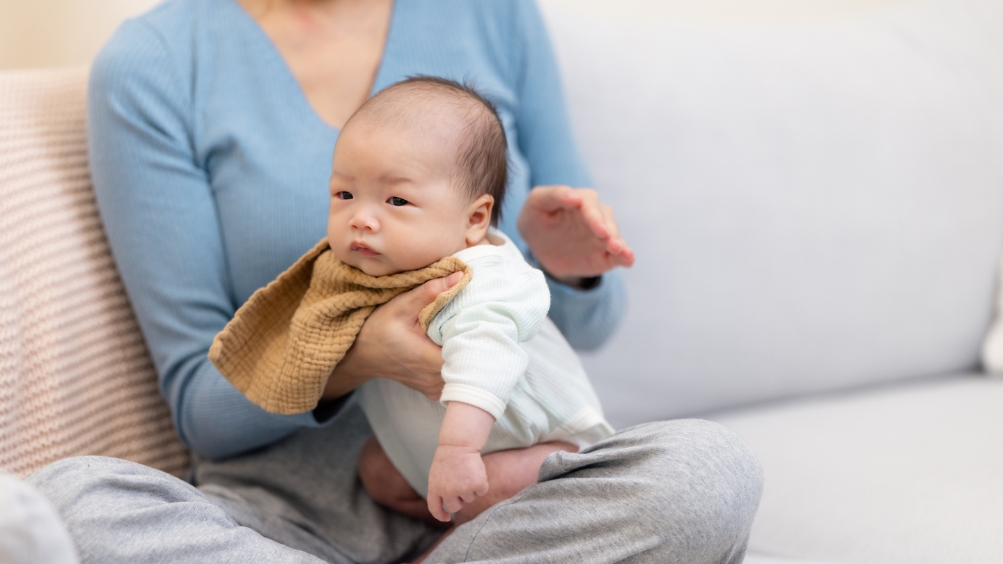 TRẺ SƠ SINH HAY NẤC CỤT SAU KHI BÚ CÓ NÊN CHO UỐNG NƯỚC ĐỂ 