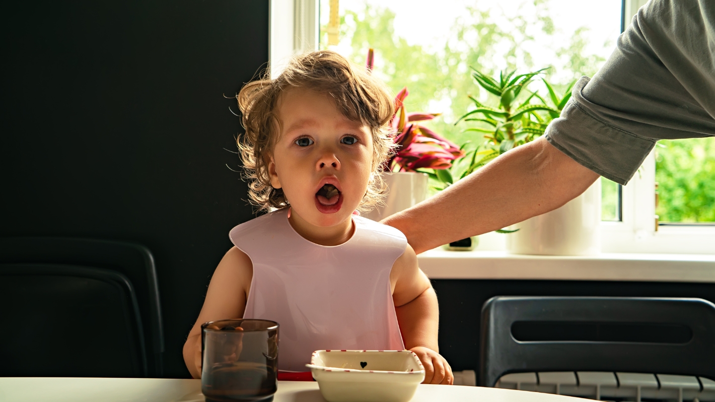 BÉ NUỐT PHẢI CÚC ÁO VÀ 3 BƯỚC SƠ CỨU SỐNG CÒN