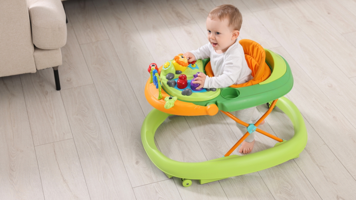 TẠI SAO BÉ HAY BỊ TUỘT GIÀY KHI NGỒI XE ĐẨY? BÍ KÍP GIỮ GIÀY 