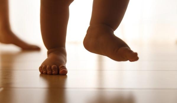 Nên chọn giày hay đi chân trần khi bé tập đi? Chuyên gia nói gì?