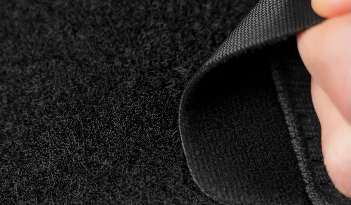 VẬT LIỆU KHÓA CÀI NÀO TỐT NHẤT CHO DA NHẠY CẢM CỦA TRẺ? SO SÁNH KHÓA KIM LOẠI, KHÓA DÁN VELCRO VÀ KHÓA NHỰA