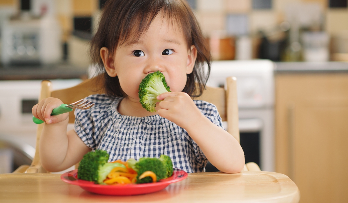Hình ảnh bữa ăn dinh dưỡng cho trẻ bị bàn chân bẹt, bao gồm các món ăn giàu canxi và vitamin D