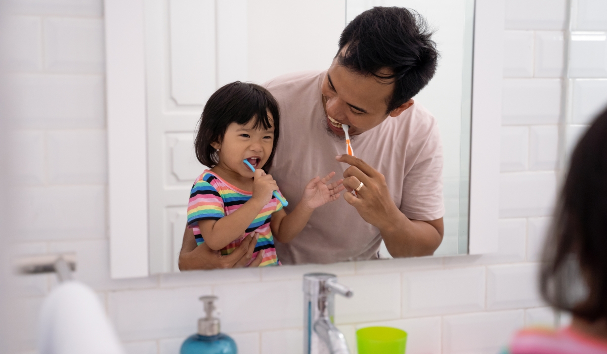 Ba mẹ cùng đồng hành cùng trẻ khi đi đánh răng có thể dạy trẻ đánh răng sạch hơn