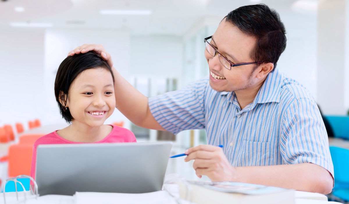 Bố đang khen con gái khi làm sai bài tập nhưng động viên và ủng hộ con có thể làm được việc này